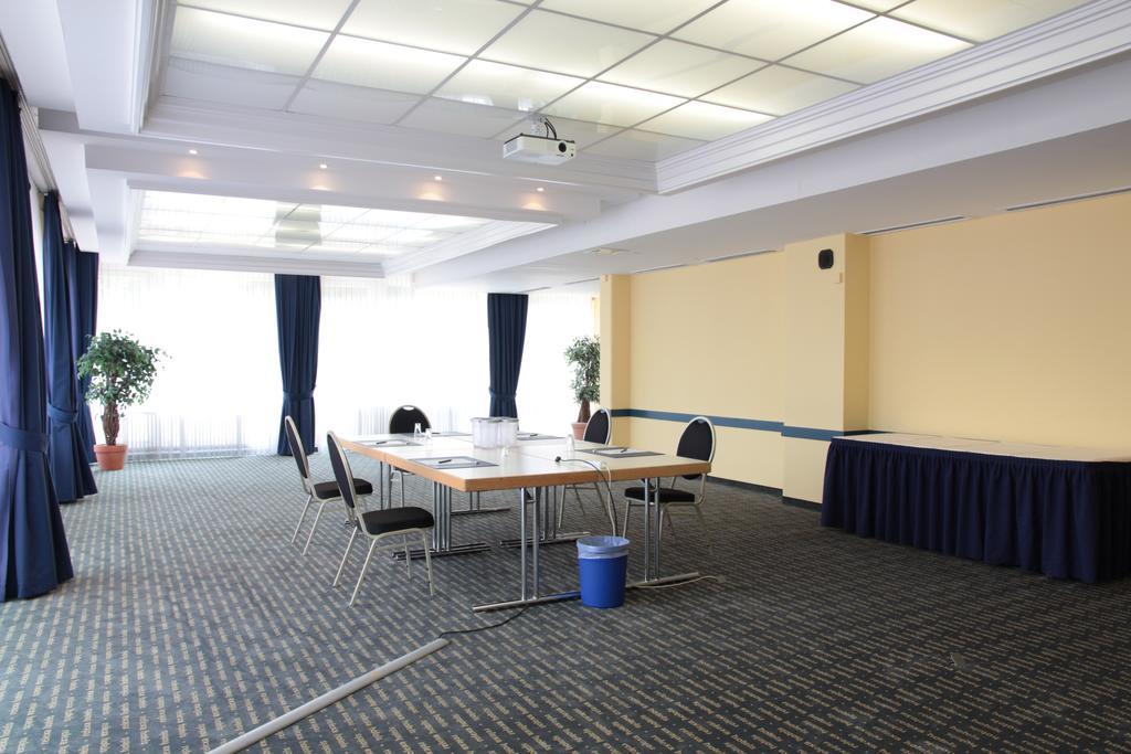 Relexa Hotel Bad Salzdetfurth Bagian luar foto